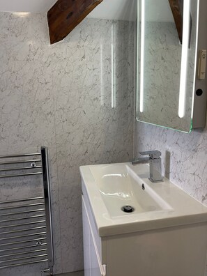 Habitación familiar, vista al mar | Baño | Regadera y secadora de cabello