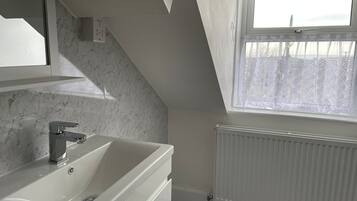 Habitación doble estándar | Baño | Regadera, amenidades de baño gratuitas, secadora de cabello, toallas