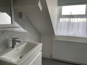 Standard Double Room | Bathroom | Shower, free toiletries, hair dryer, towels - Tintagel Arms Bed and Breakfast (Tintagel)