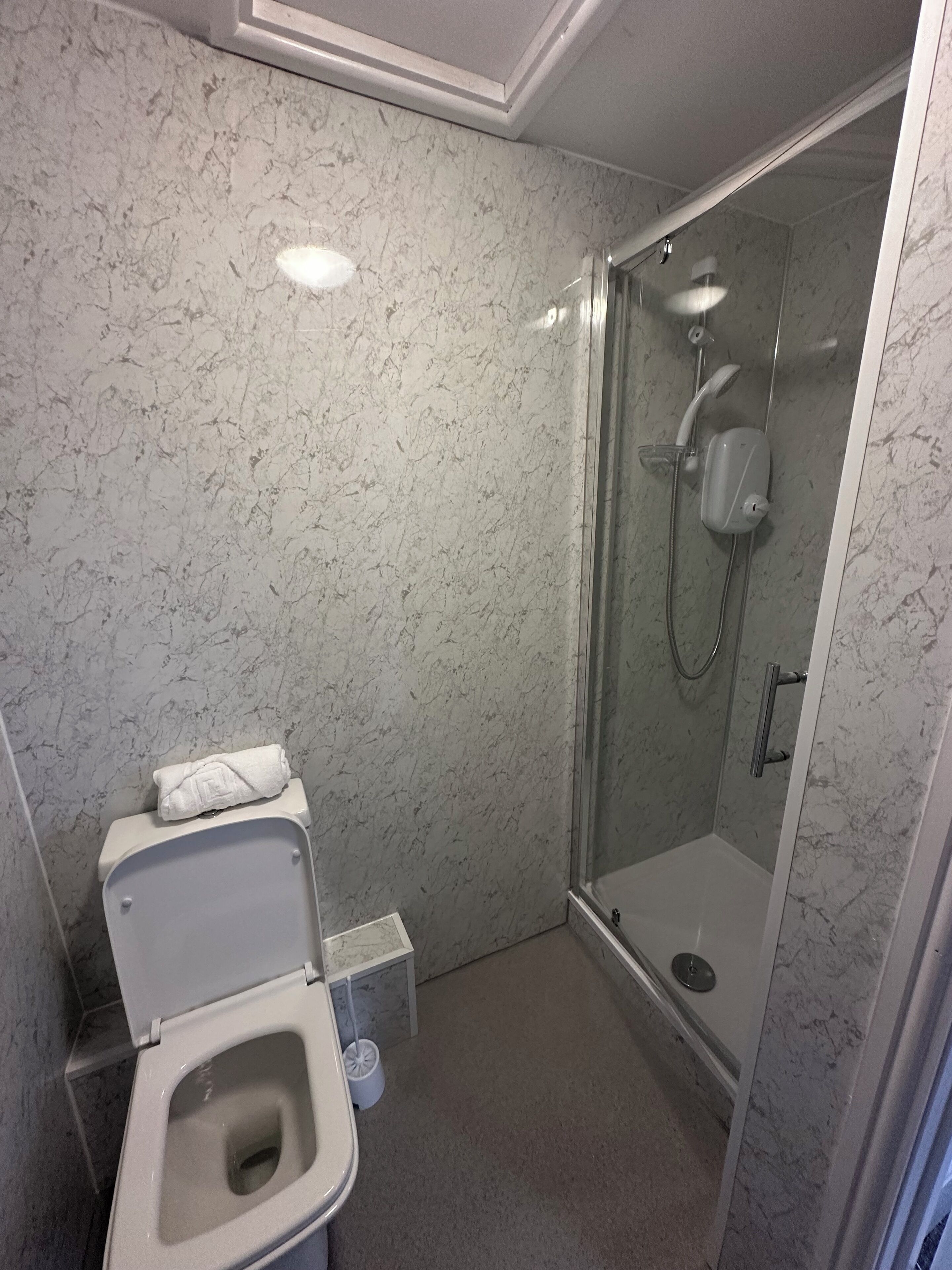 Habitació familiar, vistes al mar | Bany | Dutxa, articles de tocador gratuïts, assecador de cabells i tovalloles 