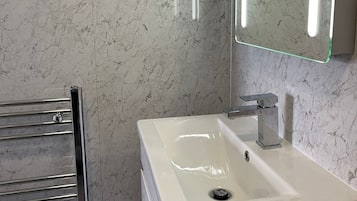 Ducha, artículos de tocador gratuitos, secador de pelo, toallas