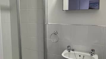 Double Room | Bathroom | Shower, free toiletries, hair dryer, towels