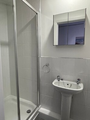 Double Room | Bathroom | Shower, free toiletries, hair dryer, towels - Tintagel Arms Bed and Breakfast (Tintagel)