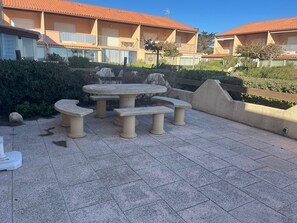 Outdoor dining - Gruissan: T3 Ground Floor, 4/5 pers, Pool & Private Parking (Gruissan)