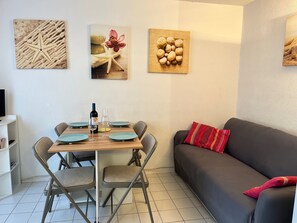 Dining - Gruissan: T3 Ground Floor, 4/5 pers, Pool & Private Parking (Gruissan)