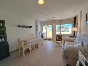 TV, fireplace - Comfy Apartment Grifeu 150m Beach (Llançà)