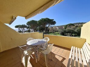 Outdoor dining - Comfy Apartment Grifeu 150m Beach (Llançà)