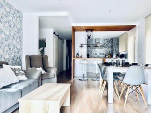 TV - Modern Apartment in the Heart of Roses, Near the Beach (Roses)