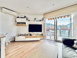 TV - Modern Apartment in the Heart of Roses, Near the Beach (Roses)
