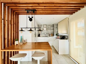 Fridge, microwave, oven, stovetop - Modern Apartment in the Heart of Roses, Near the Beach (Roses)