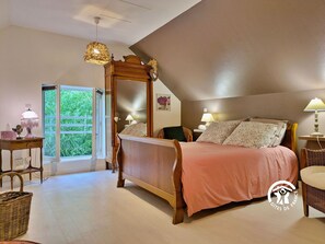 1 bedroom, free WiFi, bed sheets - Charming Stone Cottage for 2 with Wood Stove and Wifi (Louverné)