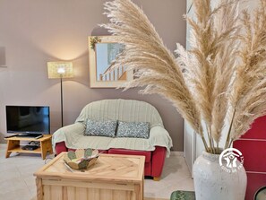 TV - Charming Stone Cottage for 2 with Wood Stove and Wifi (Louverné)