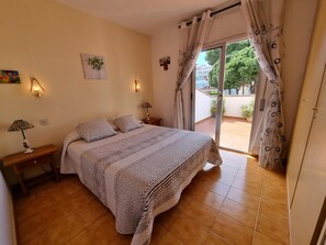 3 bedrooms - 3-bedroom apartment with terrace near the beach (L'Escala)