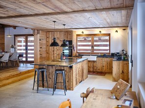 Fridge, microwave, oven, stovetop - Spacious chalet in Grand-Bornand with parking and pets allowed (Le Grand-Bornand)