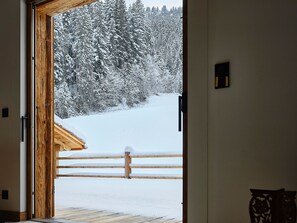 A wooden door leading to a snowy outdoor area with a wooden fence. - Spacious chalet in Grand-Bornand with parking and pets allowed (Le Grand-Bornand)