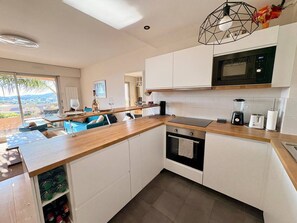 Fridge, microwave, oven, stovetop - T3 Apartment in Bormes-les-Mimosas - Near beaches and amenities (Bormes-les-Mimosas)