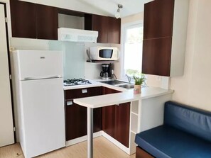 冷蔵庫、電子レンジ、調理器具と食器