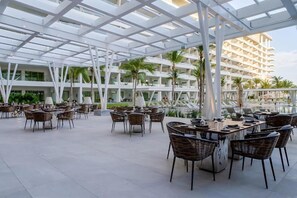 Outdoor dining - Garza blanca  (Cancún)