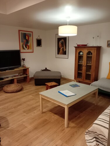 Large house sleeps 7. Pets welcome!