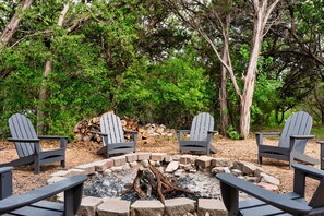 Property grounds - Tranquil 4BR Retreat on 2 Acres w/ Boat Dock – Lago Vista (Lago Vista)