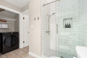 Shower, hair dryer, towels, soap - Tranquil 4BR Retreat on 2 Acres w/ Boat Dock – Lago Vista (Lago Vista)