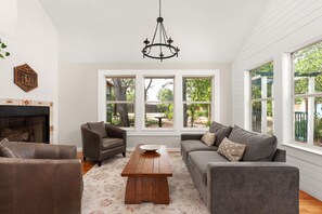Interior - Tranquil 4BR Retreat on 2 Acres w/ Boat Dock – Lago Vista (Lago Vista)