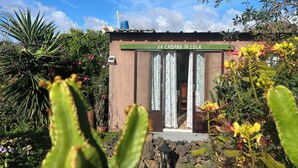 Ein kleines Gebäude mit einem Schild, auf dem 'LA CABANA DE LOLA' steht.