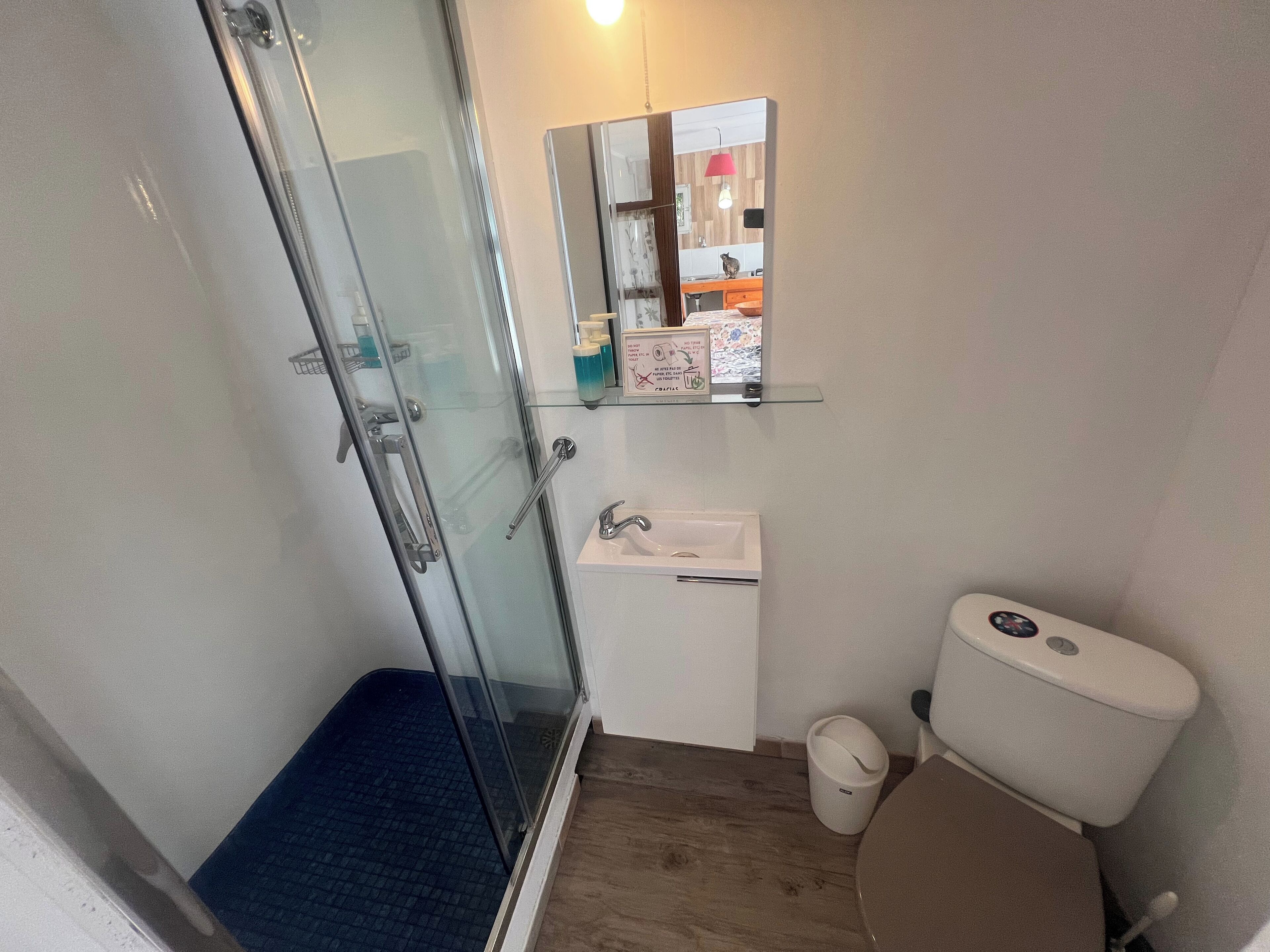 タオル、石鹸、トイレットペーパー