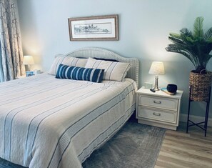 Iron/ironing board, WiFi, bed sheets - Delightful 2-bedroom condo with AC in vibrant Island of Venice, Florida (Venice)