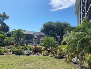 Property grounds - Delightful 2-bedroom condo with AC in vibrant Island of Venice, Florida (Venice)
