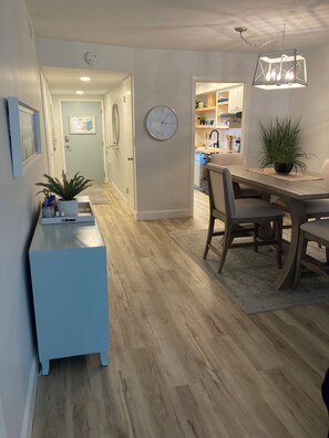 Dining - Delightful 2-bedroom condo with AC in vibrant Island of Venice, Florida (Venice)
