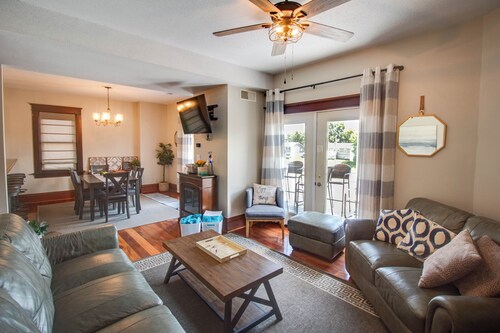 Spacious Riverfront Retreat in Grafton – Sleeps 16 with Modern Amenities