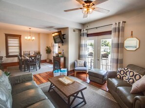 Smart TV - The Bonney Grey Guesthouse in Grafton – Sleeps 16 (Grafton)