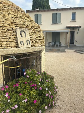 Property grounds - Petit Mas at Arlett next to vineyards (Châteauneuf-du-Pape)