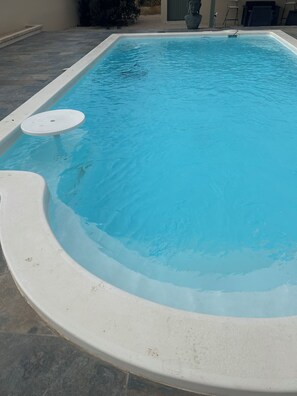 Outdoor pool - Petit Mas at Arlett next to vineyards (Châteauneuf-du-Pape)