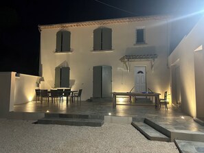 تناول الطعام بالخارج