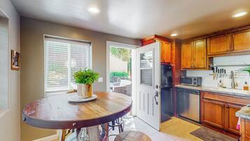 Geladeira, micro-ondas, cooktop, lava-louças