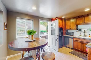 Geladeira, micro-ondas, cooktop, lava-louças