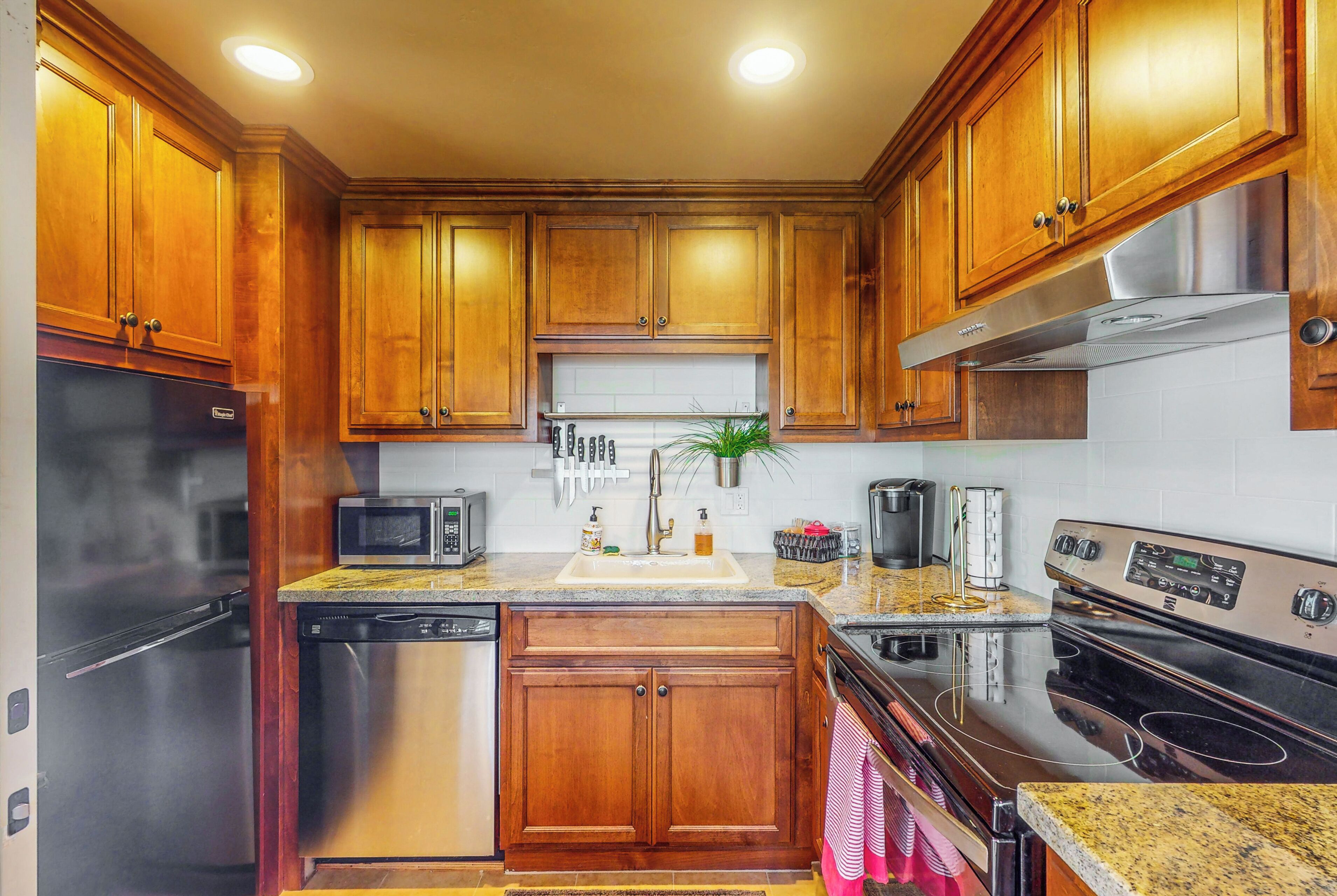 Geladeira, micro-ondas, cooktop, lava-louças