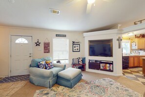 TV, DVD player - 'Tin Star' Waterside Possum Kingdom Lake Retreat (Graham)