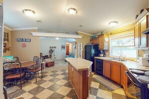Frigorífico, microondas, placa de cocina y lavavajillas