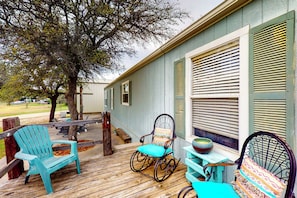 Terrace/patio - 'Tin Star' Waterside Possum Kingdom Lake Retreat (Graham)