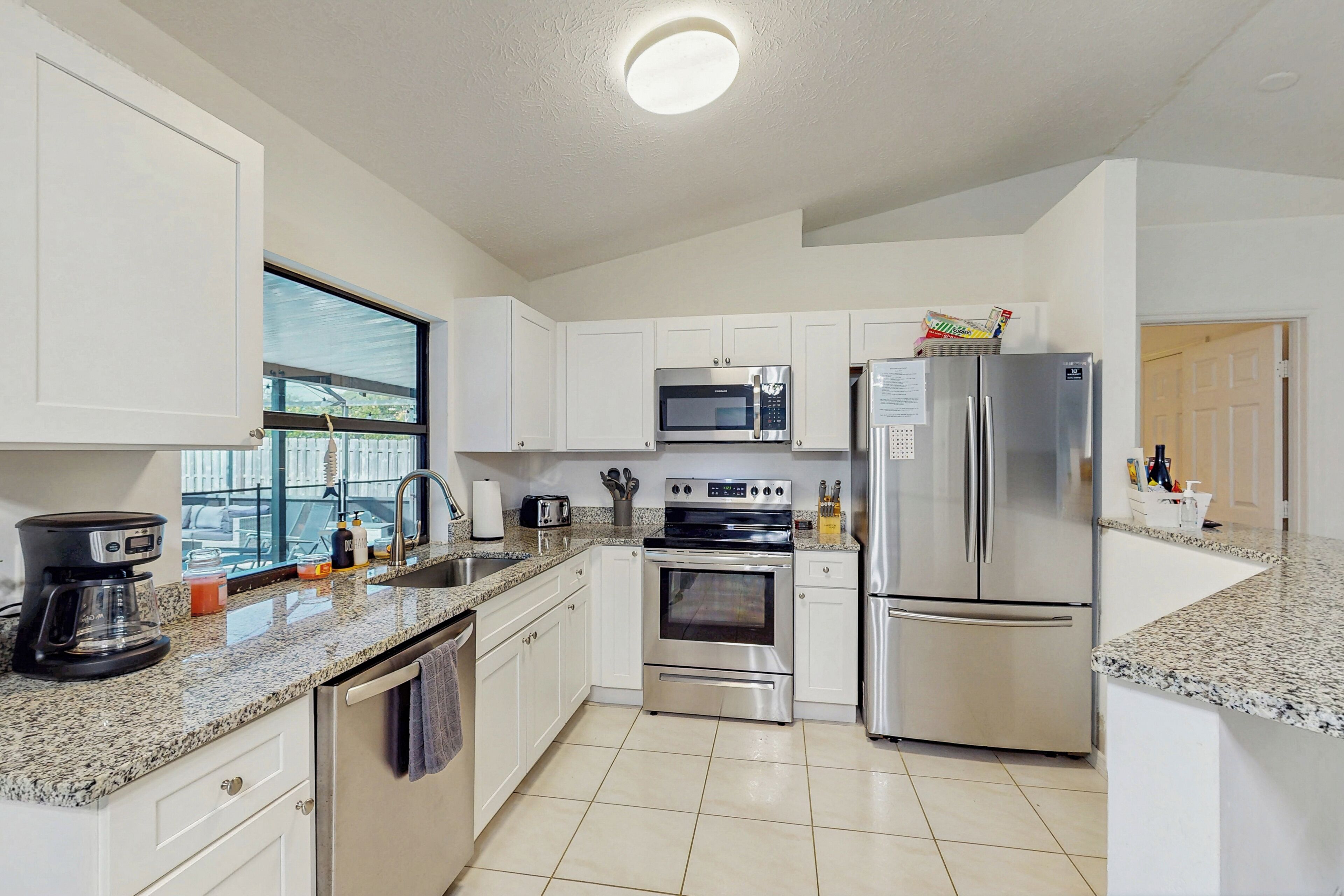 ثلاجة، ميكروويف، موقد طهي مسطح، غسالة أطباق