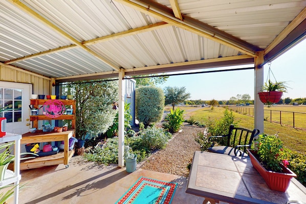 Outdoor dining - Airstrip Access! Dog-Friendly Rhome Retreat (Rhome)