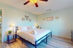 2 bedrooms, iron/ironing board, Internet, bed sheets - Airstrip Access! Dog-Friendly Rhome Retreat (Rhome)