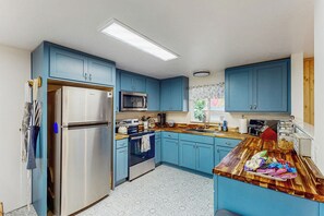 Fridge, microwave, stovetop, dishwasher - 1 Mi to Campus! Family Home w/ Game Room in Eugene (Eugene)
