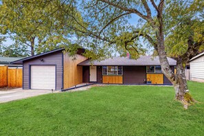 Exterior - 1 Mi to Campus! Family Home w/ Game Room in Eugene (Eugene)