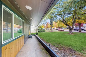 Property grounds - 1 Mi to Campus! Family Home w/ Game Room in Eugene (Eugene)