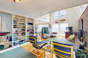 Living area - 5BR waterfront House w/ Private heated Pool & Dock (Merry Hill)