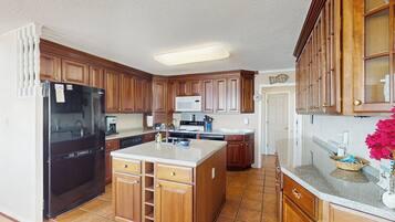 Réfrigérateur, micro-ondes, plaque de cuisson, lave-vaisselle